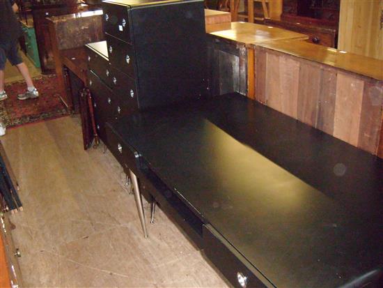 Two black chests of drawers and a desk(-)